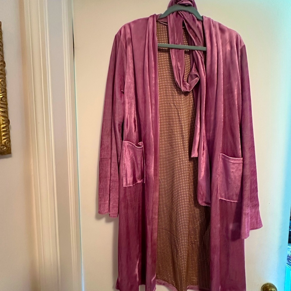 Women' kimono jacket, gorgeous sheen fits medium large. Never worn self belted